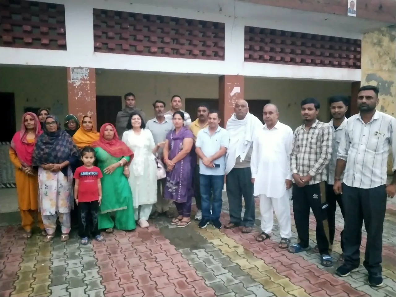 गाँव में लोगों के साथ प्रो. कैलाशो सैनी / With villagers